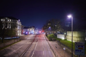 Dammtordamm aus Sicht des Bahnhof Dammtors bei Nacht. Menschenleere Straße, Beleuchtung von Ampeln und Straßenlaternen.