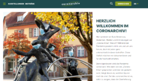 Screenshot der Homepage zu "Coronarchiv" Links ein Foto einer Skulptur, die mehrere Figuren zeigt, welche einen medizinischen Mund-Nasen-Schutz (OP MAske) aufgesetzt bekommen haben. Rechts ein Textblock, der den Titel trägt: Herzlich Willkommen im Coronarchiv.