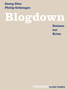 Buchcover von "Blogdown": Ein einfarbiger cremefarbener Hintergrund, auf dem in Weiß der Titel und in Blau die Autorin, sowie der Untertitel ("Notizen zur Krise") steht.